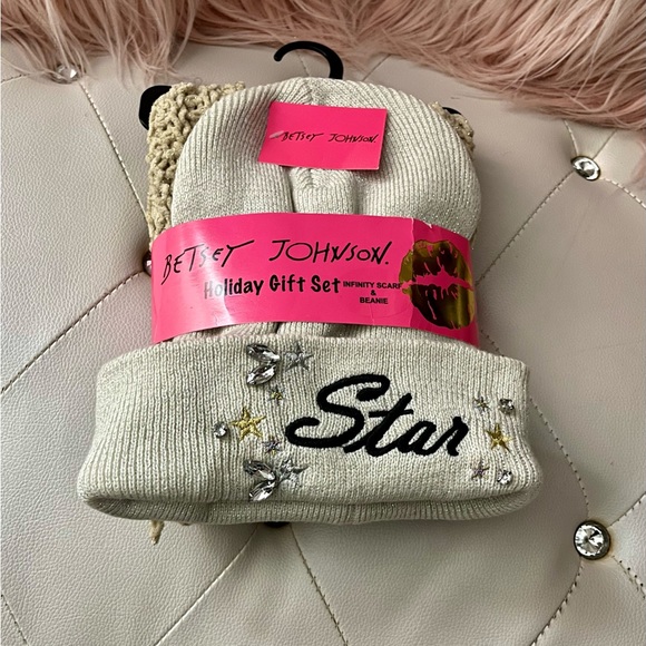 NEW Betsey Johnson Beige Jeweled Star Knit Hat & Infinity Scarf Set - Picture 2 of 8